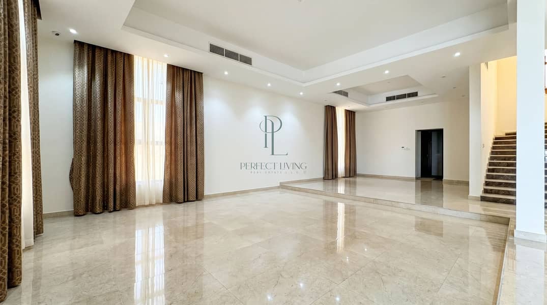 2 living_lounge_empty_polished. jpg