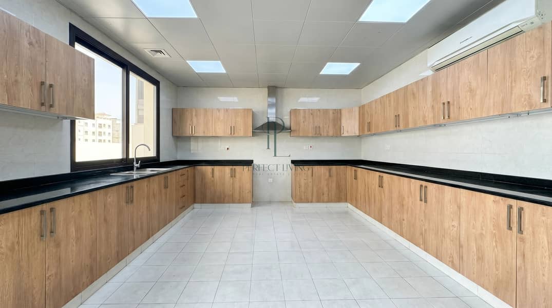 14 spacious_kitchen_empty_polished. jpg