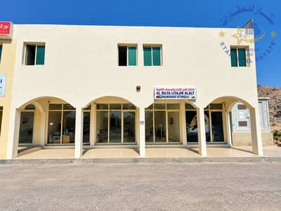 Office para en Alquiler en Al Hayl, Fujairah - Cream-Stucco Equipment Rental Building. png Office para en Alquiler en Al Hayl, Fujairah - Cream-Stucco Equipment Rental Building. png