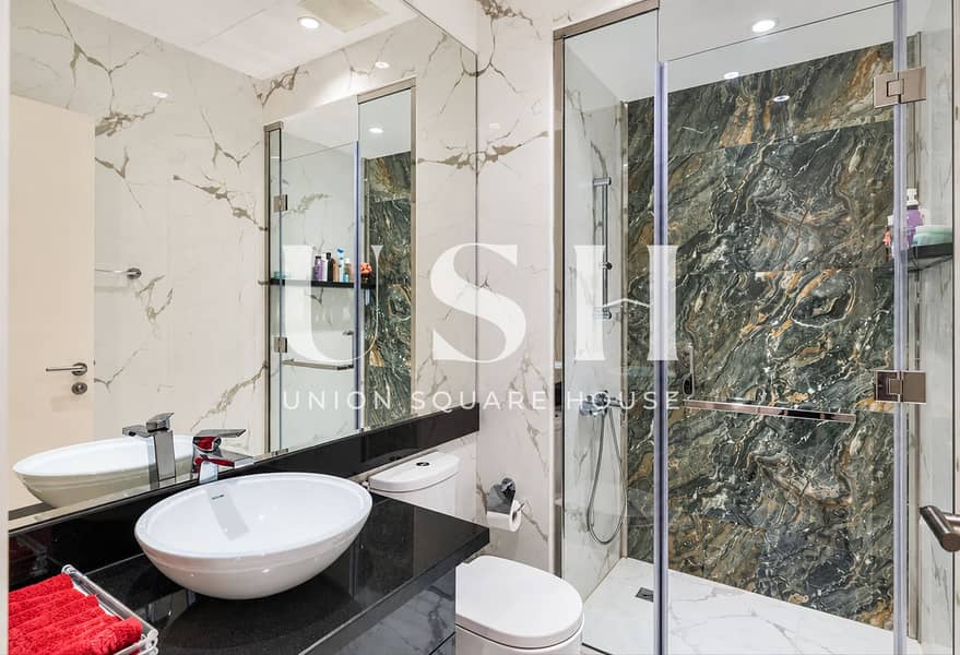 20 Refined marble bathroom interior. png
