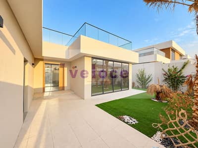 5 habitaciones Villa para en Alquiler en Sharjah Garden City, Sharjah - Modern Villa Courtyard with Glass Railings. png