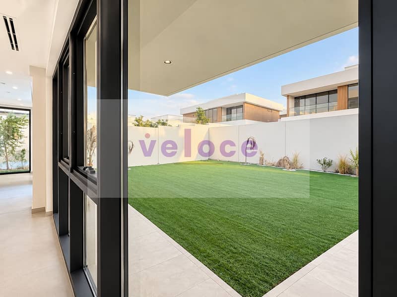 10 Modern Glass Corridor Over a Garden Court. png