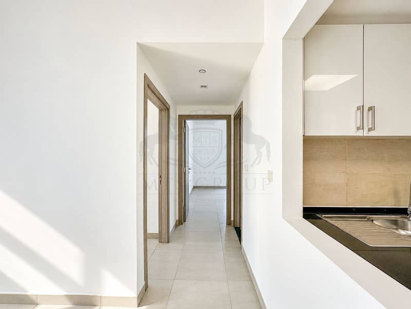 10 Bright Minimalist Apartment Hallway. png