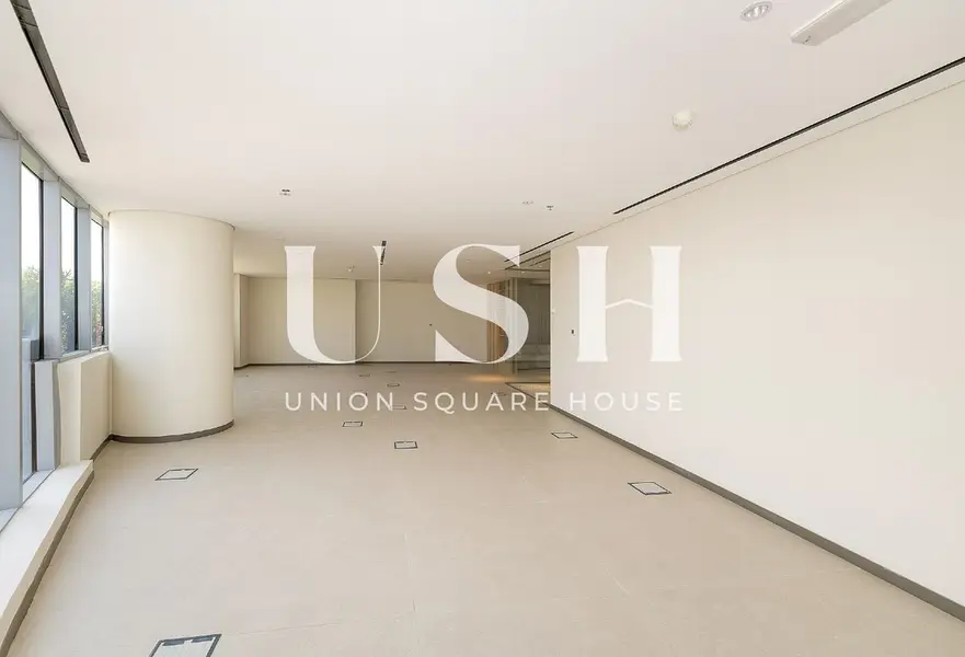 A Grade Fit Outs/ Upgraded & Rare/ 5 Parkings