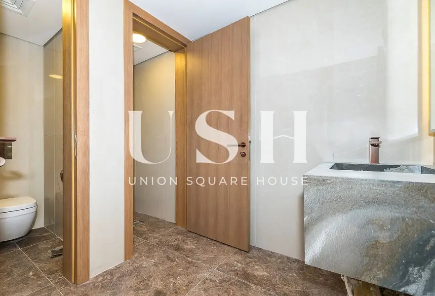 A Grade Fit Outs/ Upgraded & Rare/ 5 Parkings