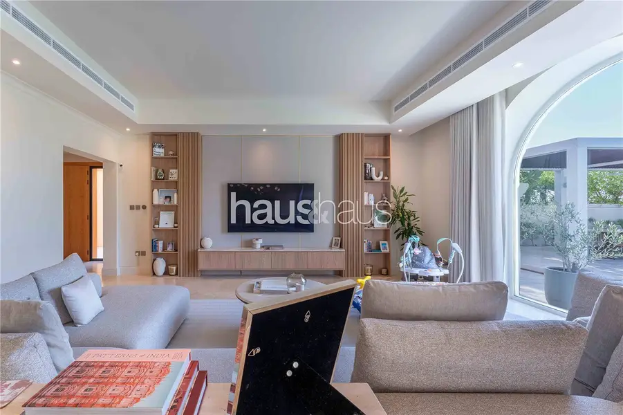 Turnkey 5 Bed | 6,893 sq. ft | Walk to Els Club