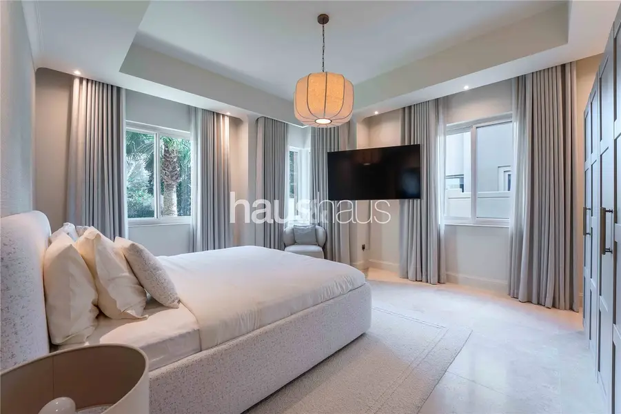 Turnkey 5 Bed | 6,893 sq. ft | Walk to Els Club