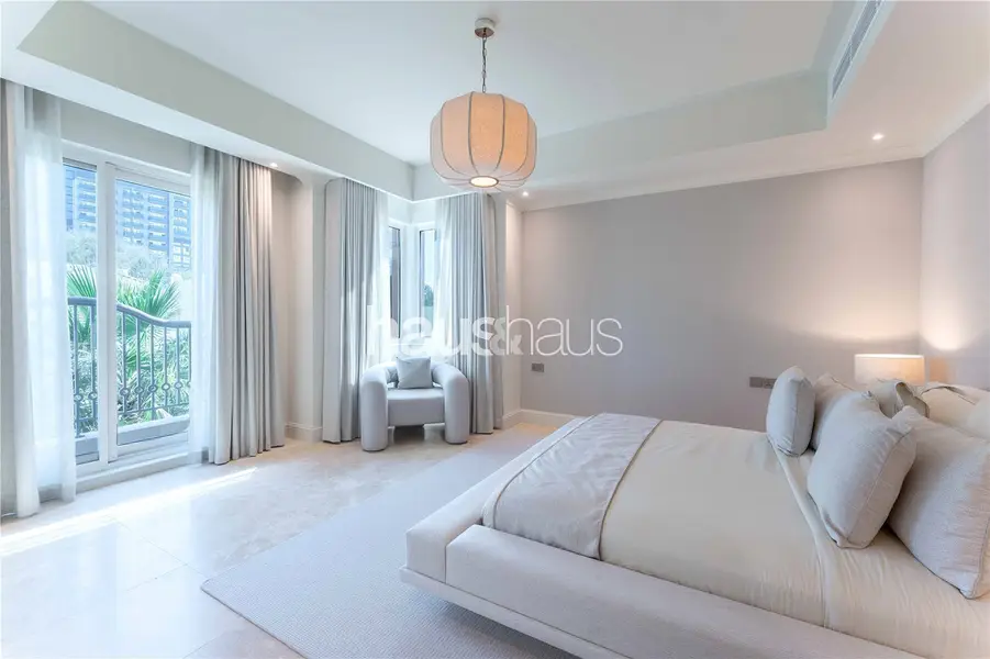 Turnkey 5 Bed | 6,893 sq. ft | Walk to Els Club