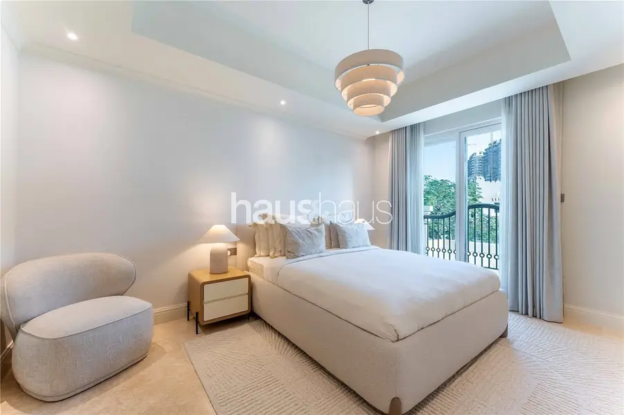 Turnkey 5 Bed | 6,893 sq. ft | Walk to Els Club