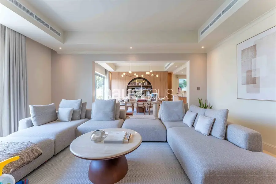 Turnkey 5 Bed | 6,893 sq. ft | Walk to Els Club