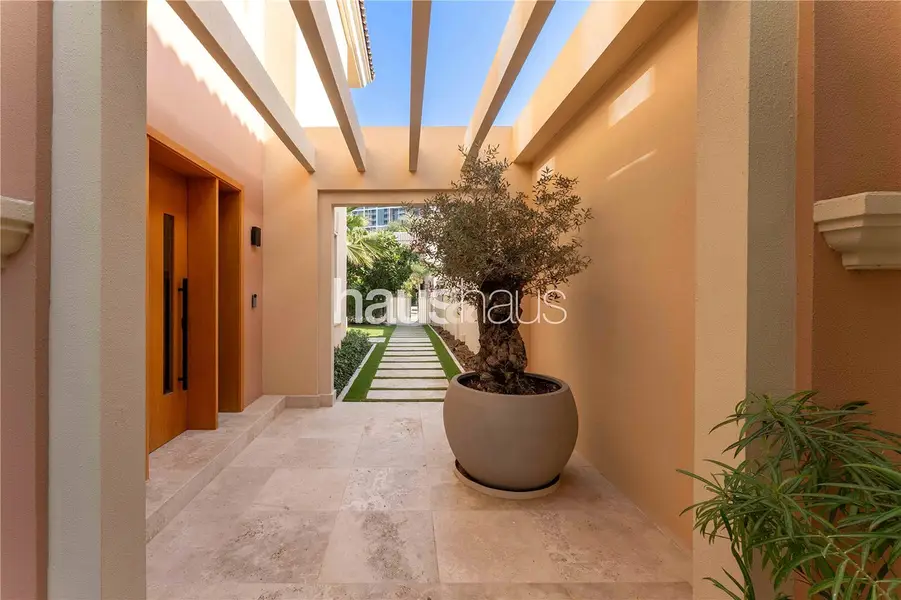 Turnkey 5 Bed | 6,893 sq. ft | Walk to Els Club