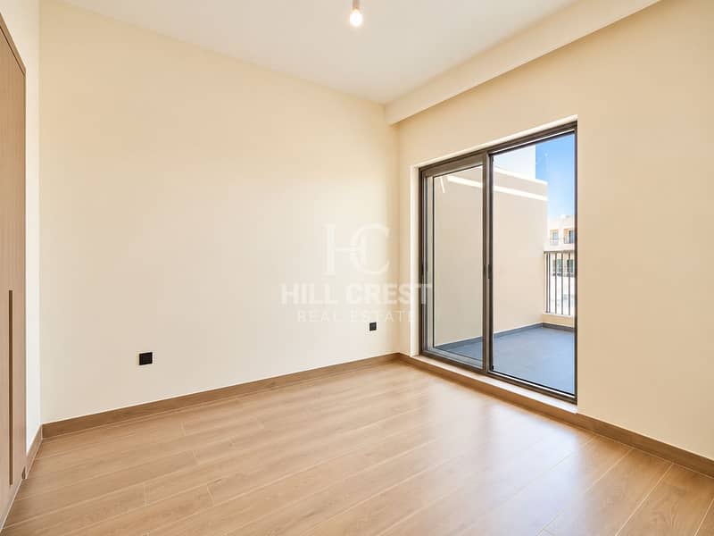 10 Bright Minimal Room with Balcony Views. png