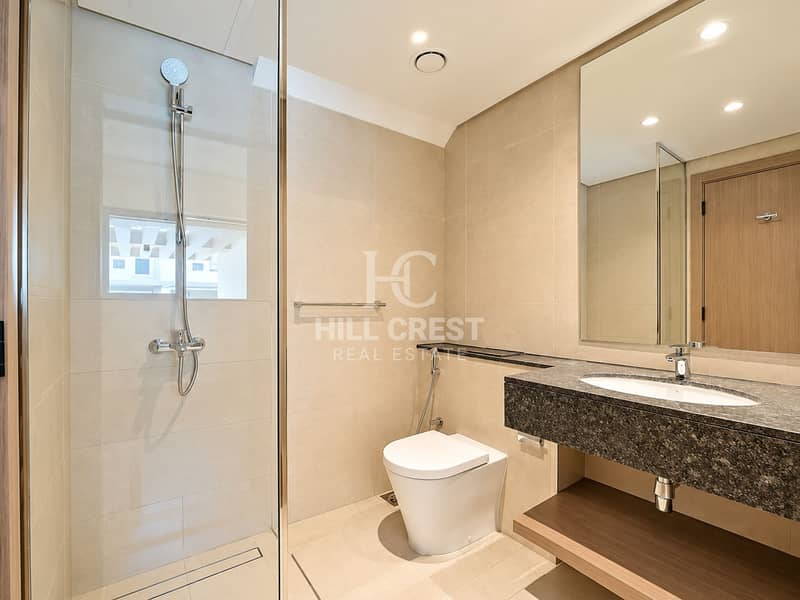 17 Modern Beige Bathroom Interior. png