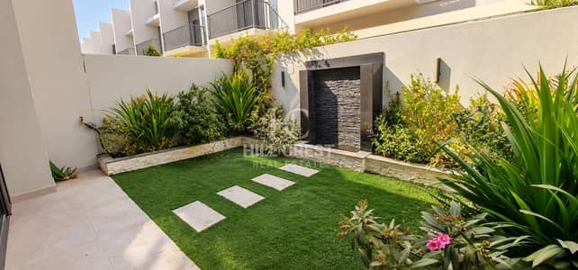 2 Schlafzimmer Townhouse zum Miete in Mohammed Bin Rashid City (MBR City), Dubai - Modern Courtyard Garden with Water Feature. png