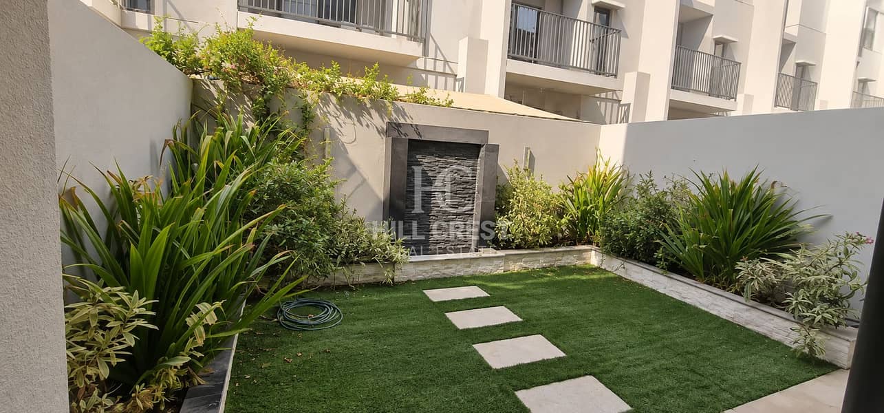2 Modern Courtyard Garden with Stone Feature. png