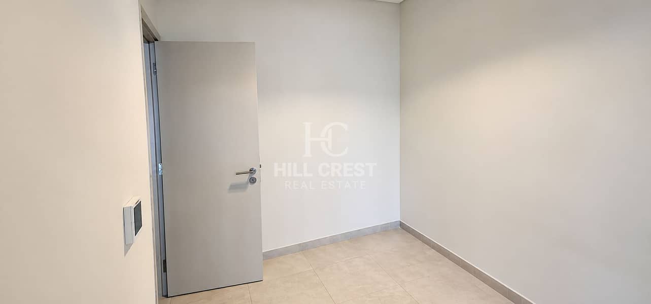 16 Minimalist Empty Room Interior (1). png