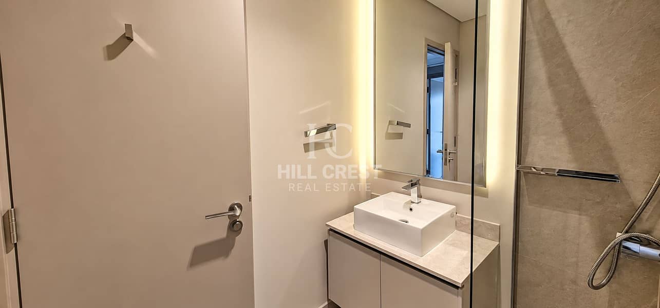 22 Modern Warm-Toned Bathroom Interior. png