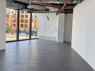 Office para en Alquiler en Bur Dubai, Dubai - Unfinished Retail Interior with Urban View. png Office para en Alquiler en Bur Dubai, Dubai - Unfinished Retail Interior with Urban View. png