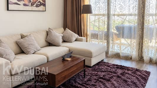 فلیٹ 1 غرفة نوم للبيع في تاون سكوير، دبي - Warm Modern Living Room Retreat. png