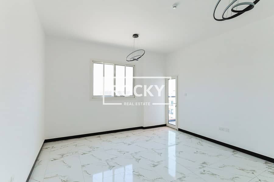 6 Chez moi - Living area (3). JPG