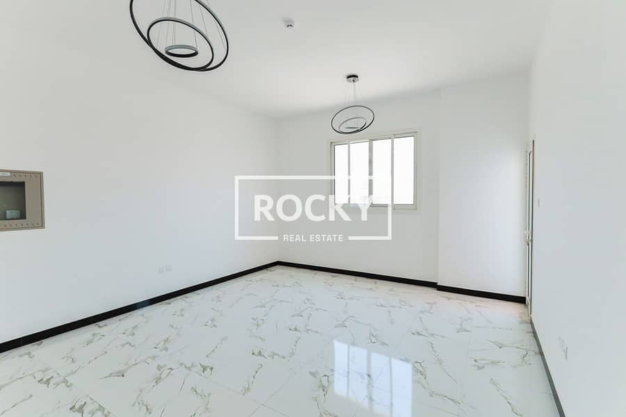 7 Chez moi - Living area (2). JPG