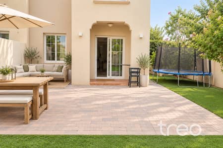 2 Bedroom Villa for Rent in The Springs, Dubai - Sunlit Modern Backyard Patio. jpg 2 Bedroom Villa for Rent in The Springs, Dubai - Sunlit Modern Backyard Patio. jpg