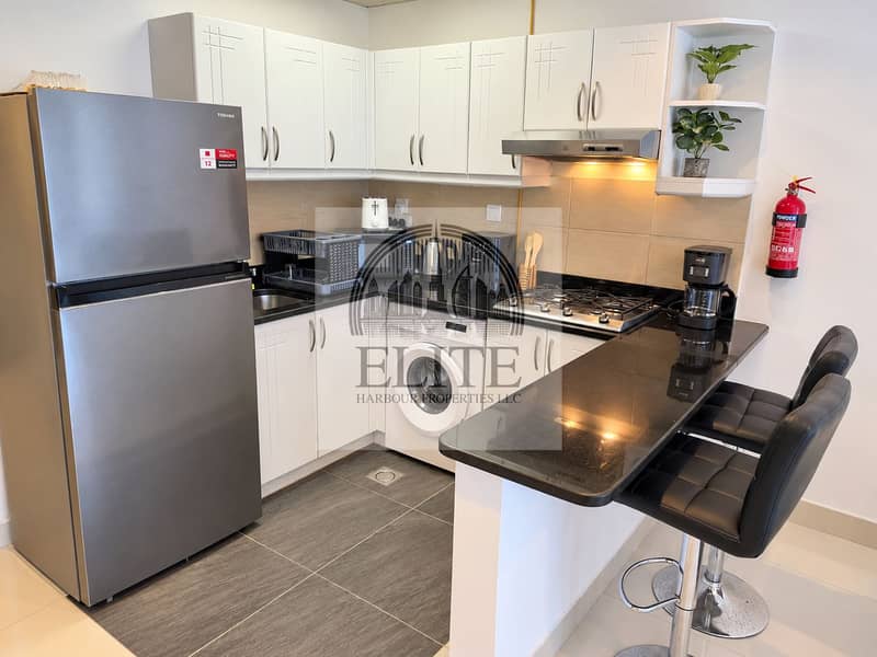 2 Bright Modern L-Shaped Kitchen with Breakfast Bar. png