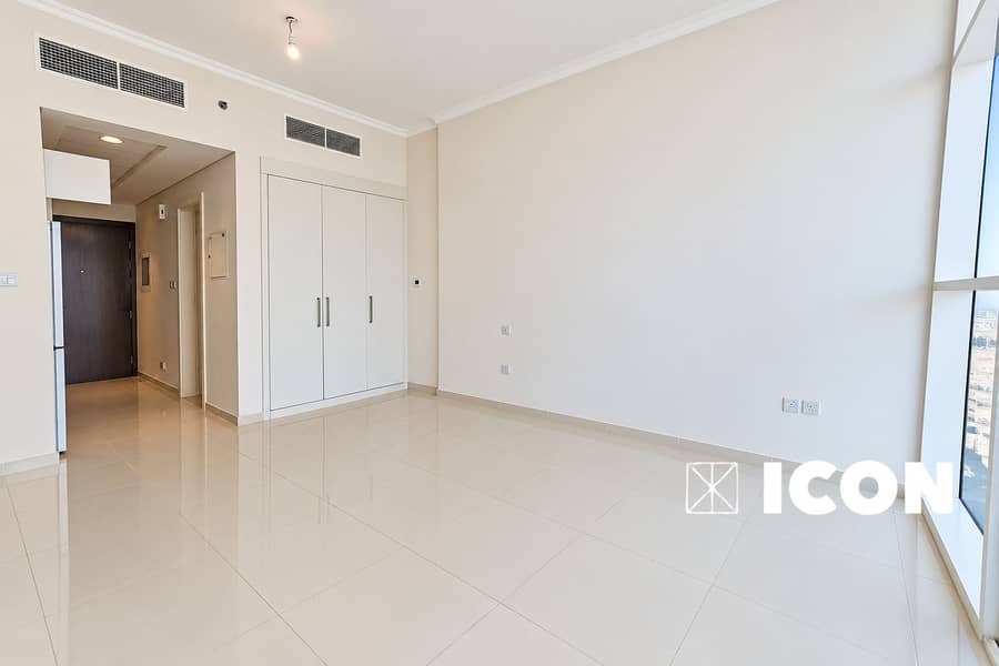 5 Bright unfurnished Dubai apartment interior-8. png