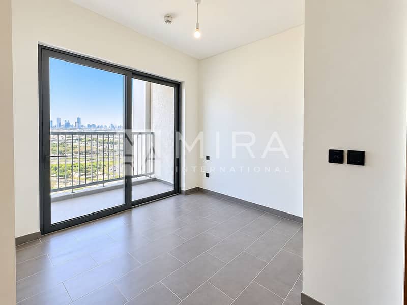 4 Bright Modern Apartment with Balcony View