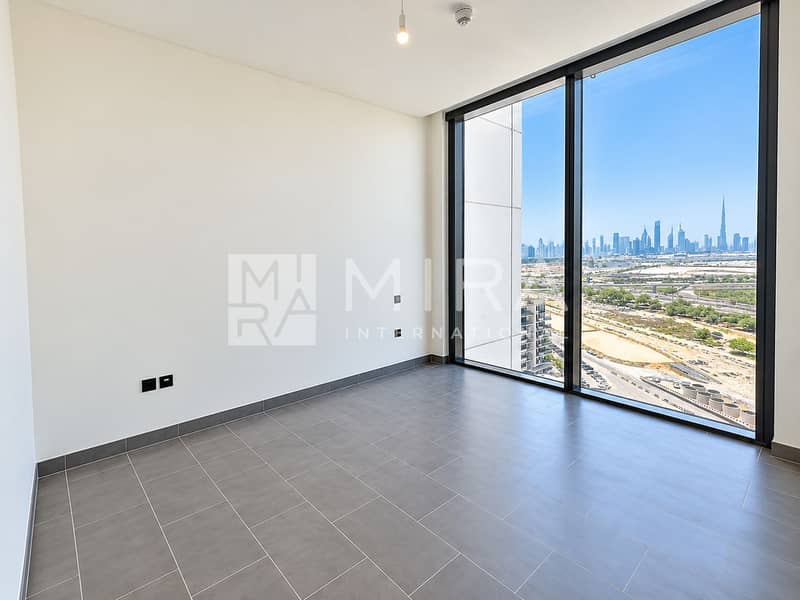 8 Modern Empty Room with City View