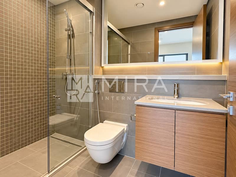 10 Modern Gray and Wood Ensuite Bathroom