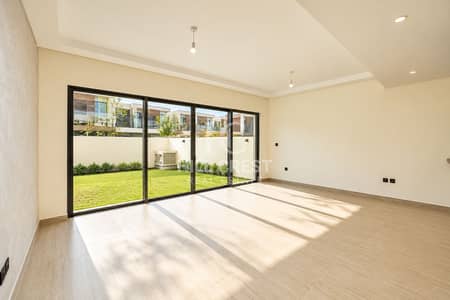3 Schlafzimmer Townhouse zum Miete in DAMAC Lagoons, Dubai - Sunlit Minimalist Room with Garden Views. png