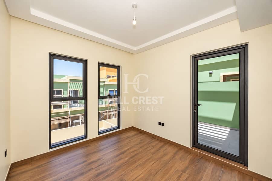 12 Bright Empty Modern Room with Balcony Door. png