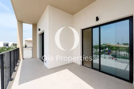 4 Slaapkamers Villa te Huur in Yas Island, Abu Dhabi - Sunlit Minimalist Balcony with Glass Doors. png 4 Slaapkamers Villa te Huur in Yas Island, Abu Dhabi - Sunlit Minimalist Balcony with Glass Doors. png