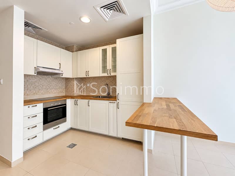 5 Modern L-Shaped Kitchen with Breakfast Bar. png