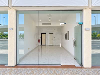 Shop in affitto a Al Karama, Dubai - Modern Empty Retail Storefront. png
