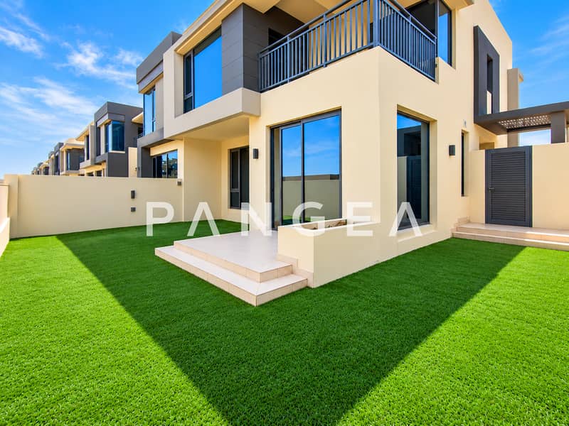 Modern_Villa_Courtyard_in_Sunlight. png Modern_Villa_Courtyard_in_Sunlight. png