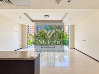 朱美拉棕榈岛， 迪拜 1 卧室单位待租 - Sunlit Empty Modern Apartment Living Room. png