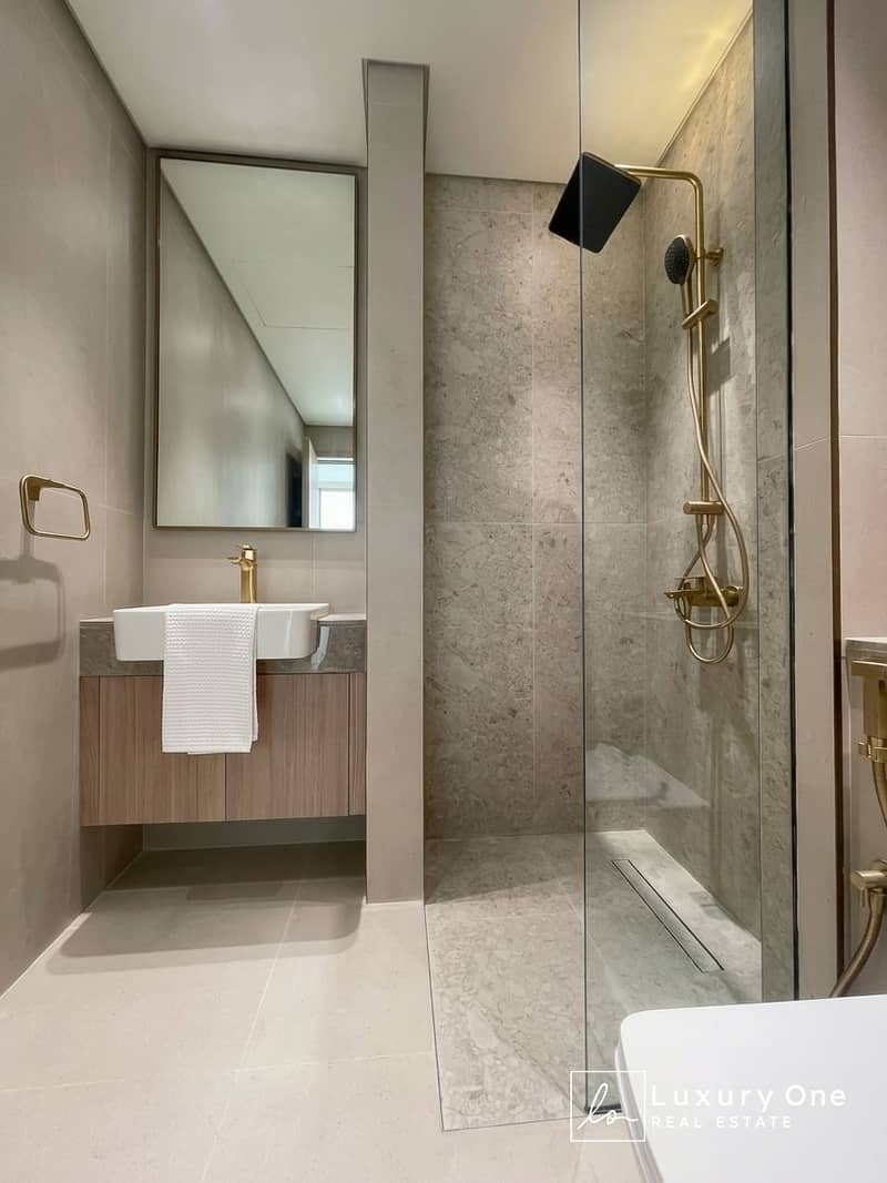 6 master washroom. jpeg