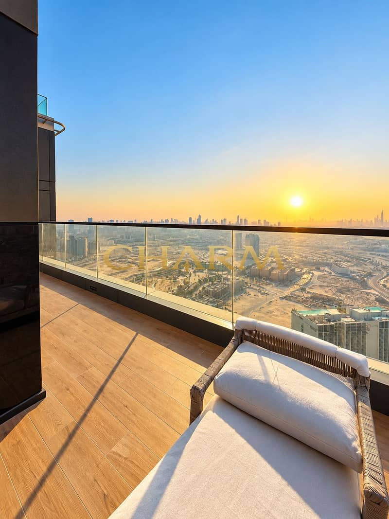 20 Golden Balcony Overlooking Desert Metropolis. png