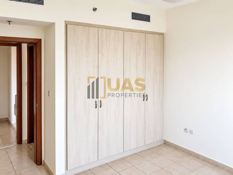 4 Bright cream bedroom with seamless wardrobe. png