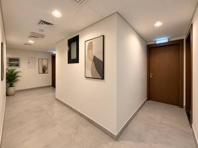 شقة فندقية للايجار في منطقة النادي السياحي، أبوظبي - Modern Neutral Hotel Corridor. png شقة فندقية للايجار في منطقة النادي السياحي، أبوظبي - Modern Neutral Hotel Corridor. png