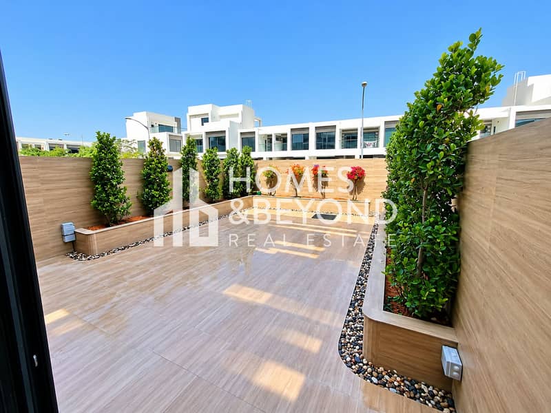 Sunlit Modern Courtyard Garden. png Sunlit Modern Courtyard Garden. png