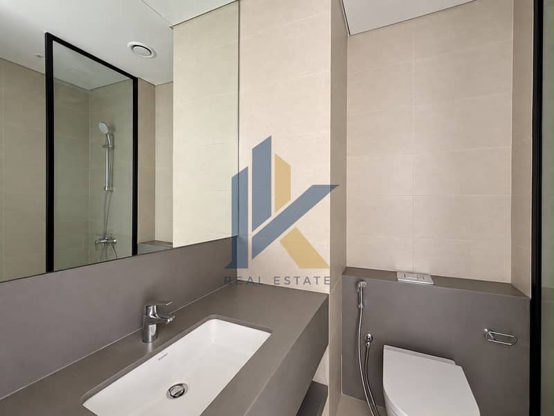 8 012eb0eb-575b-4f0d-85e2-7b3d093475cc. jpg