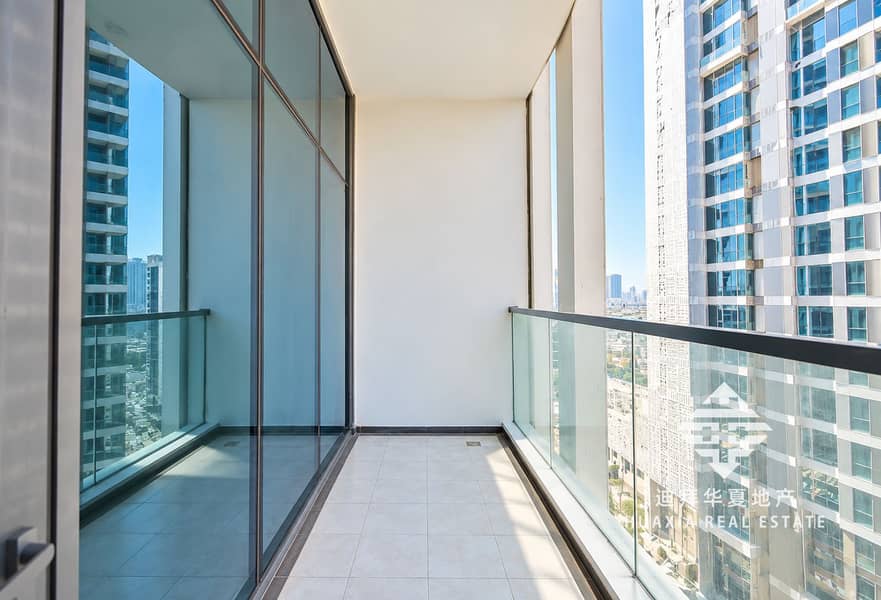 25 Modern High-Rise Balcony with City Views. png