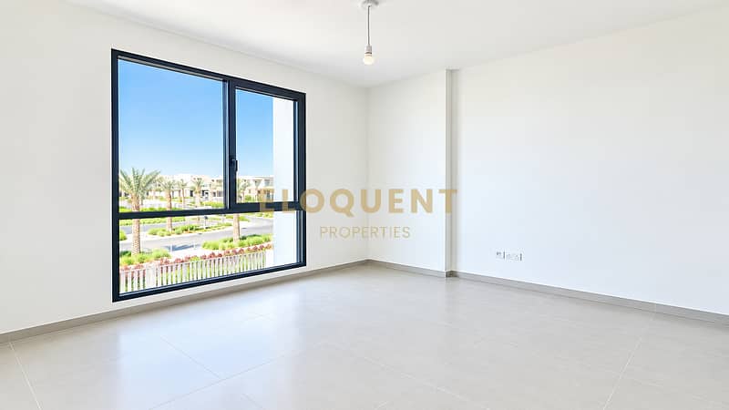 7 Bright Empty Modern Room with Garden View. png