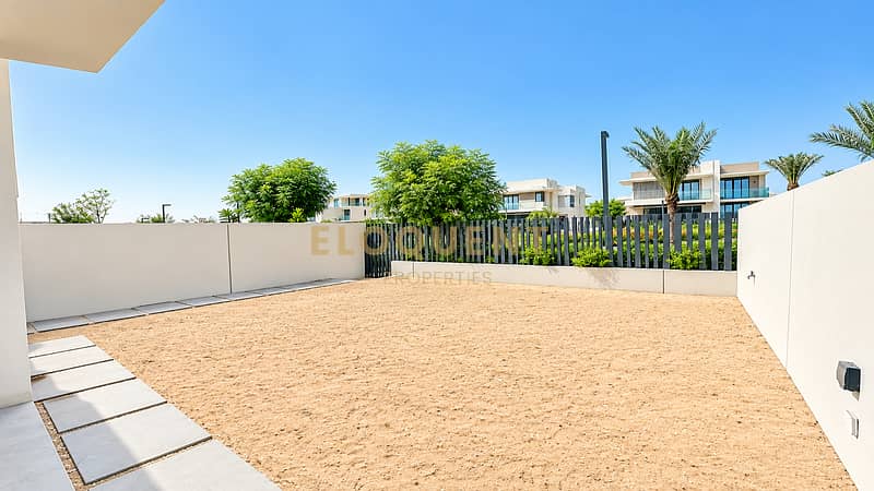 14 Sunny Modern Courtyard with Palm Trees. png
