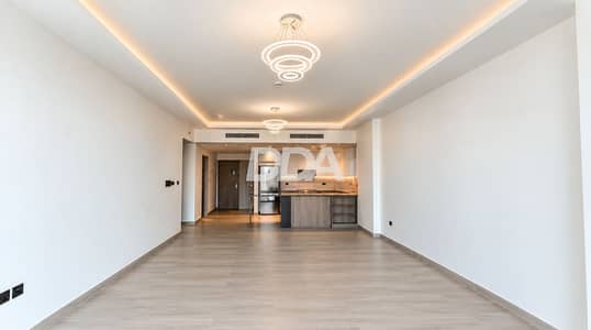2 Bedroom Apartment for Sale in Jumeirah Lake Towers (JLT), Dubai - Современная пустая гостиная с кухней. png