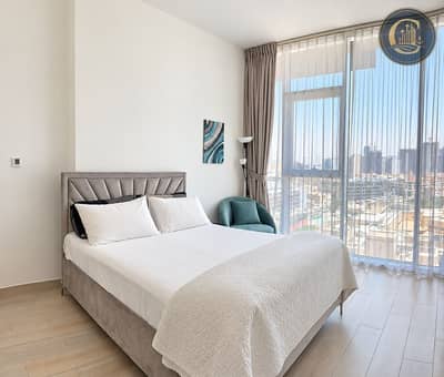 Estudio para en Alquiler en Jumeirah Village Circle (JVC), Dubai - Modern Bedroom with City Skyline. png Estudio para en Alquiler en Jumeirah Village Circle (JVC), Dubai - Modern Bedroom with City Skyline. png