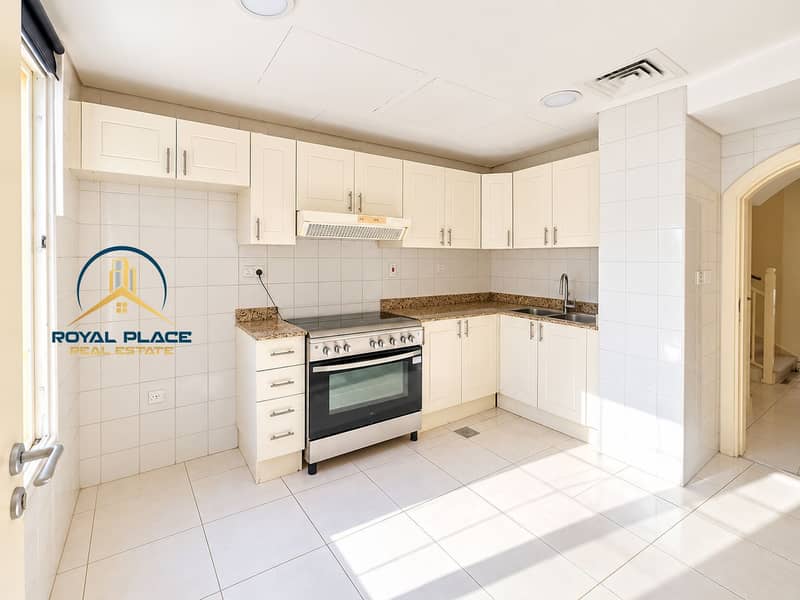4 Sunlit Cream L-Shaped Kitchen. png